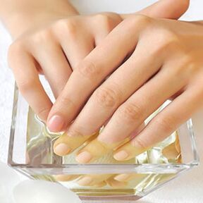 Baño de unhas con vinagre de mazá contra fungos