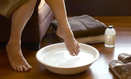 Baño de pés con celidonia contra o fungo das unhas