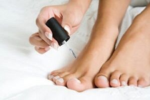 Esmalte para unhas para tratar o pé de atleta